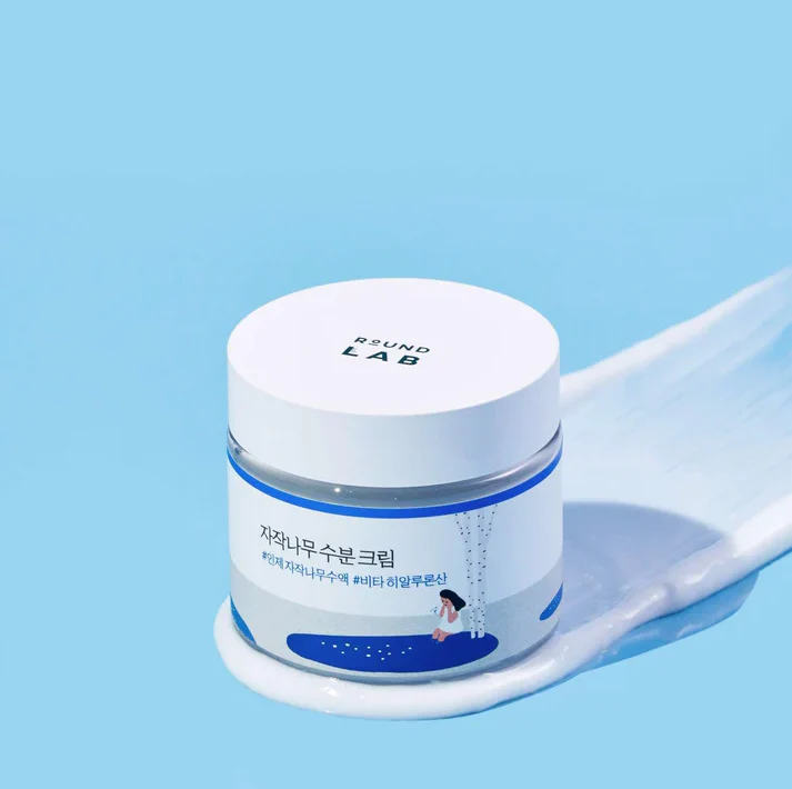 세라마이드 보습 크림을 얇게 레이어링하며 바르는 모습